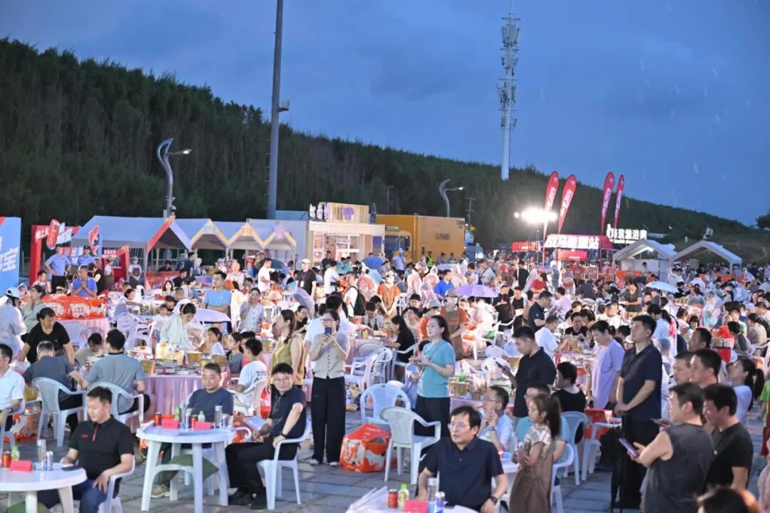 市民游客围炉而坐