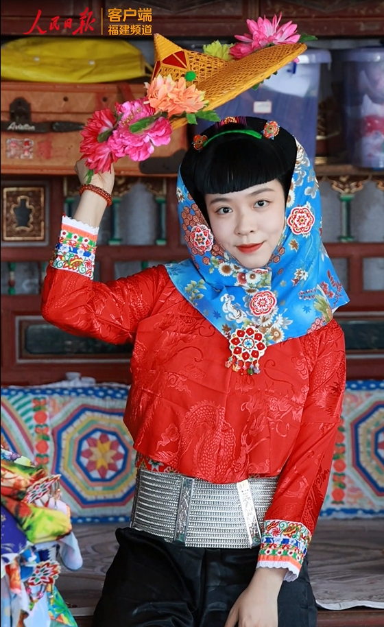 游客体验惠安女传统服饰。李昌乾摄