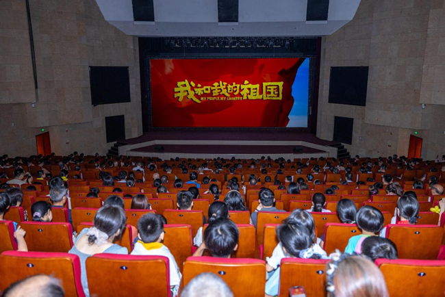 群众观影。黄东华摄