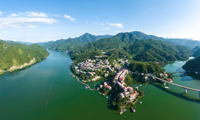 山清水秀的梅雄村