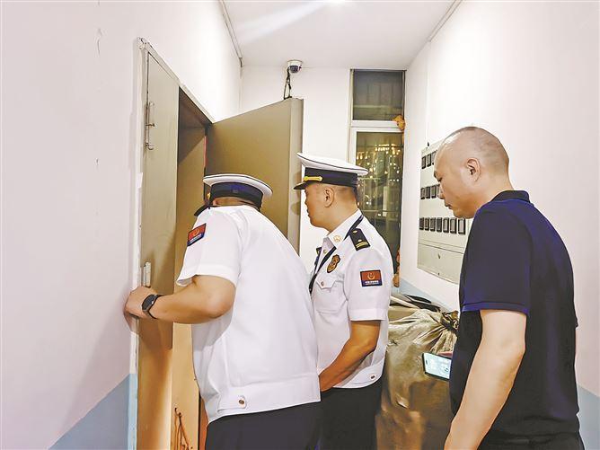 专项整治行动中，检查人员针对通道畅通情况开展检查。