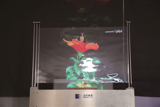 光芯量显研发的屏幕薄如蝉翼，透似玻璃。