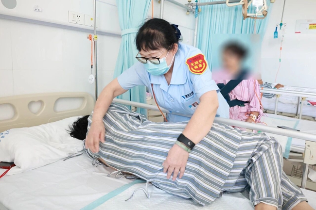 晋江市医院（上海六院福建医院）护理工作人员正在照护病人