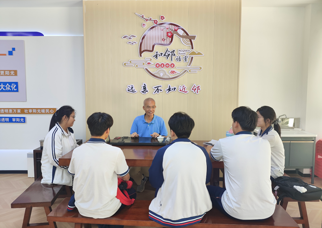退休教师与学生谈心。中共安溪县委老干部局供图