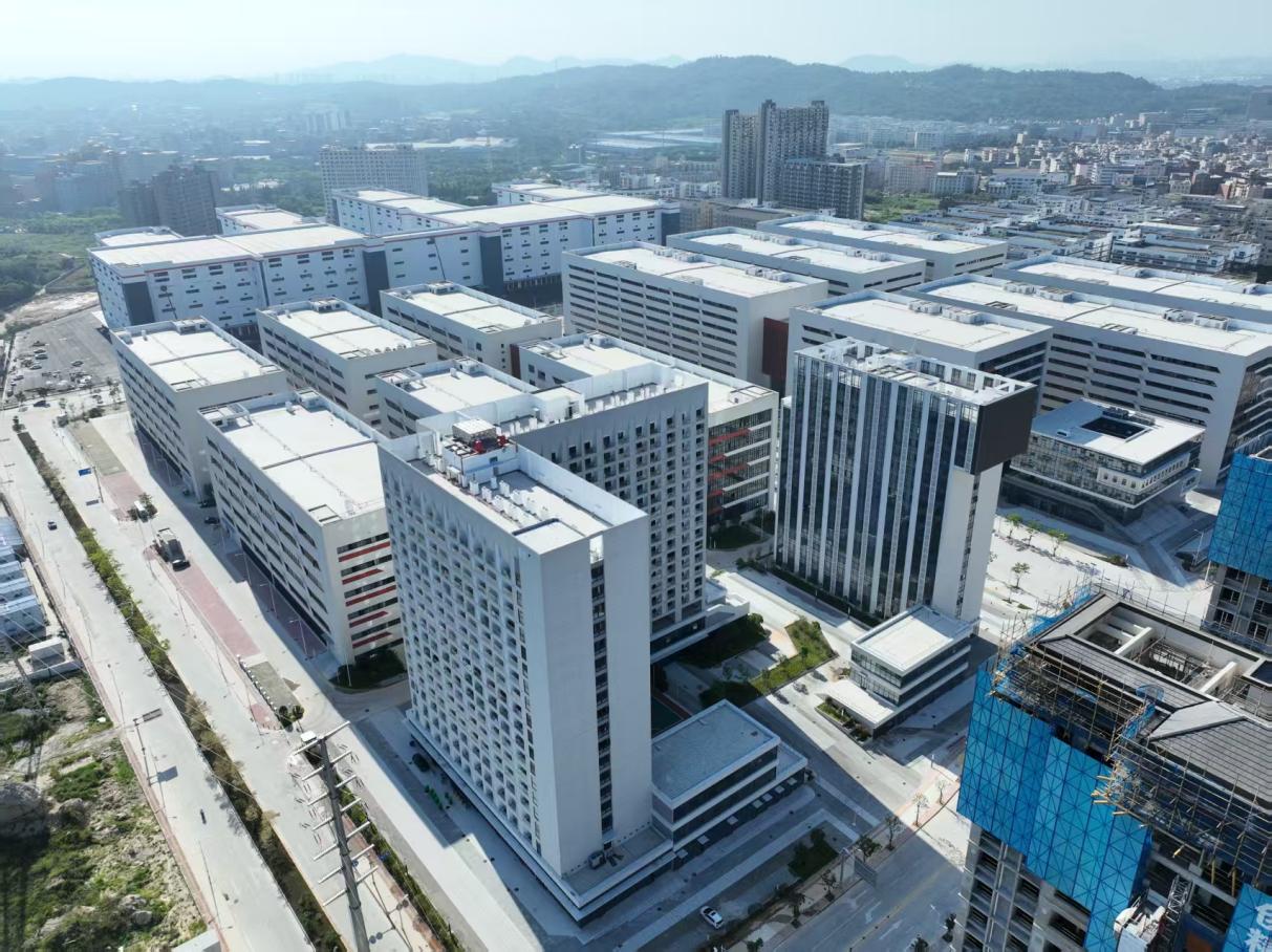 石狮市服装智能制造产业园改造前后对比图。泉州市自然资源和规划局供图