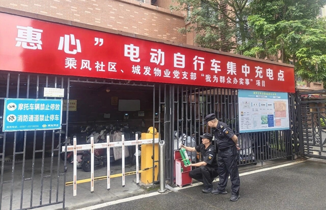 新罗区曹溪街道龙地华庭小区物业人员到小区电动车充电点开展消防安全巡检，开展“我为群众办实事”活动