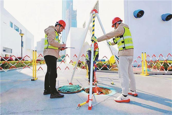 工作人员开展有限空间测绘作业及应急救援演练。