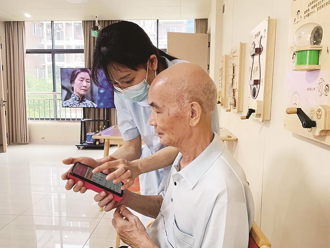 工作人员帮助老人使用闽政通“福见康养”公众服务平台
