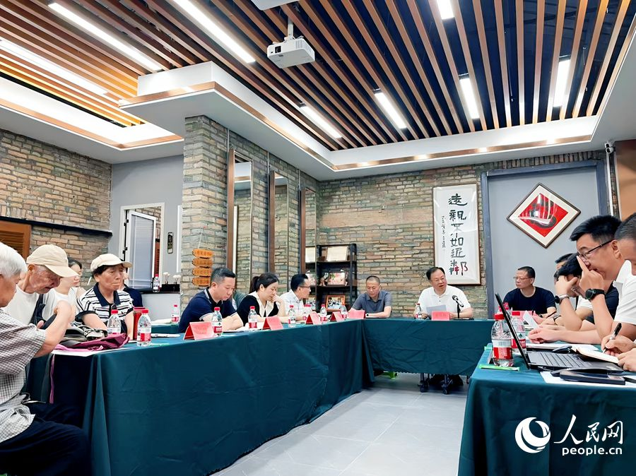 围绕小区物业服务难点、堵点，调研组就地召开专题会进行研讨。人民网记者 刘宝琴摄