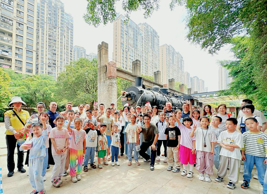 今年“六一”，万科社区在“火车头”党建广场举办亲子趣味运动会。受访者供图