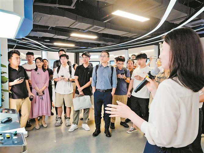 参会机构代表参观福建省（厦门）人工智能产业园展厅。