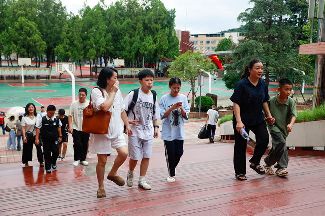 家长陪学生到顺昌一中报名。朱城铖摄