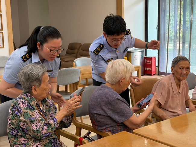在养老中心内,工作人员用“大白话”讲政策。