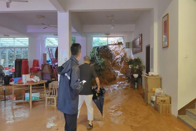 9月2日，宁德市柘荣县湄洋村西双岗西塔寺出现泥石流、雨水倒灌等情况，工作人员已及时赶赴现场转移寺内群众。城郊乡人民政府供图