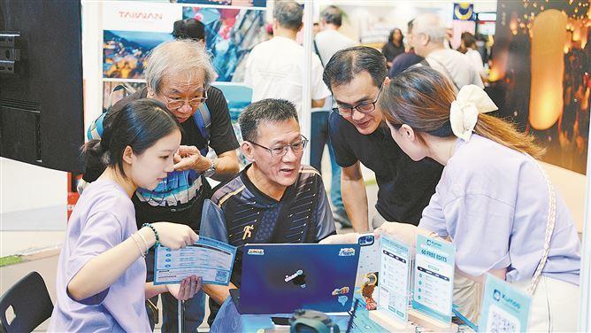 美图公司的海外月活跃用户数稳定保持在1亿以上。图为美图旗下AI应用亮相海外展会，吸引参会者体验。（美图公司 供图