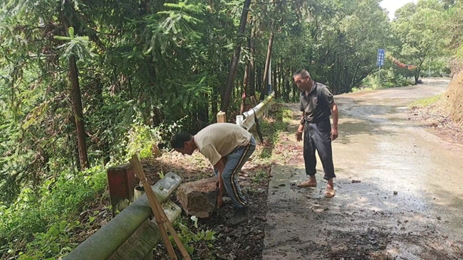 崇儒畲族乡上水村、郑洋村等多地发生山体滑坡、树木倒伏等次生灾害，当地组织抢险力量开展应急处置