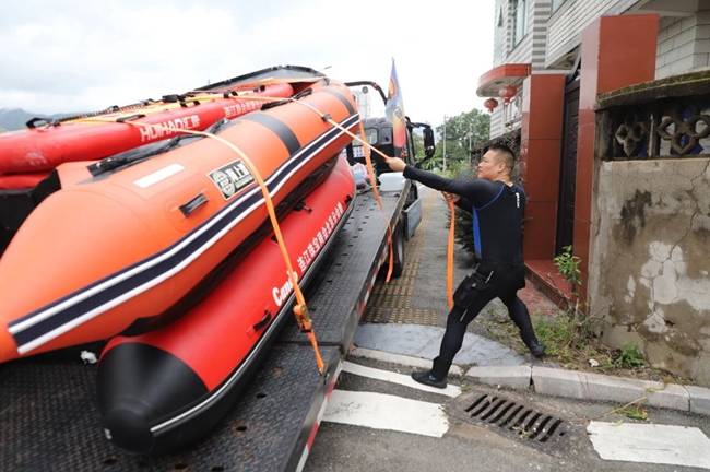 水上救援装备吊装上车。陈成志摄