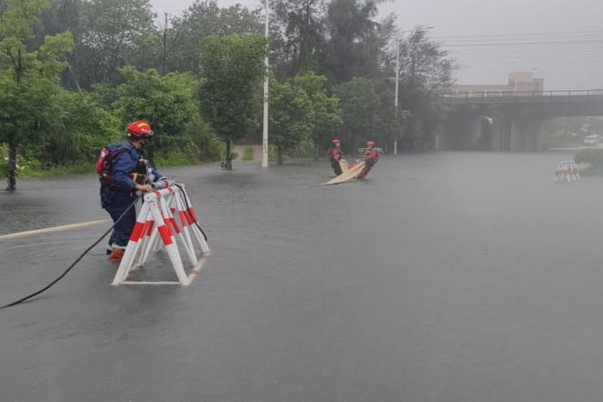 消防员利用移动排涝站对积水地段开展排涝作业。福建消防救援机动总队供图