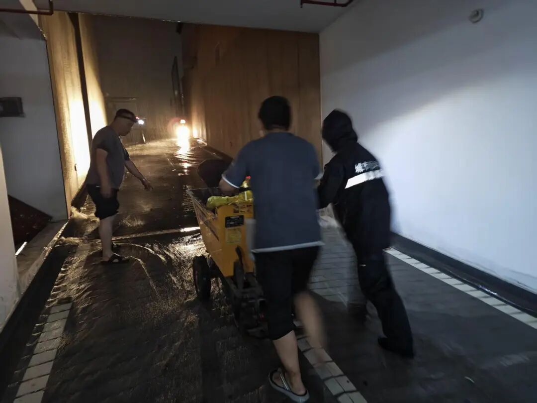 县城管和执法局针对地下车库进水风险，联合物业堆砌沙袋构筑挡水防线