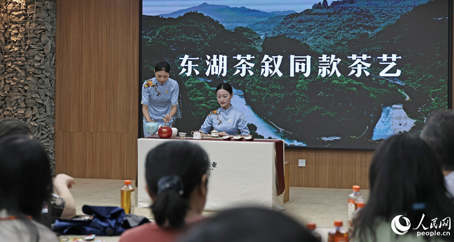 参访者在体验工坊看茶艺表演。人民网记者 李昌乾摄