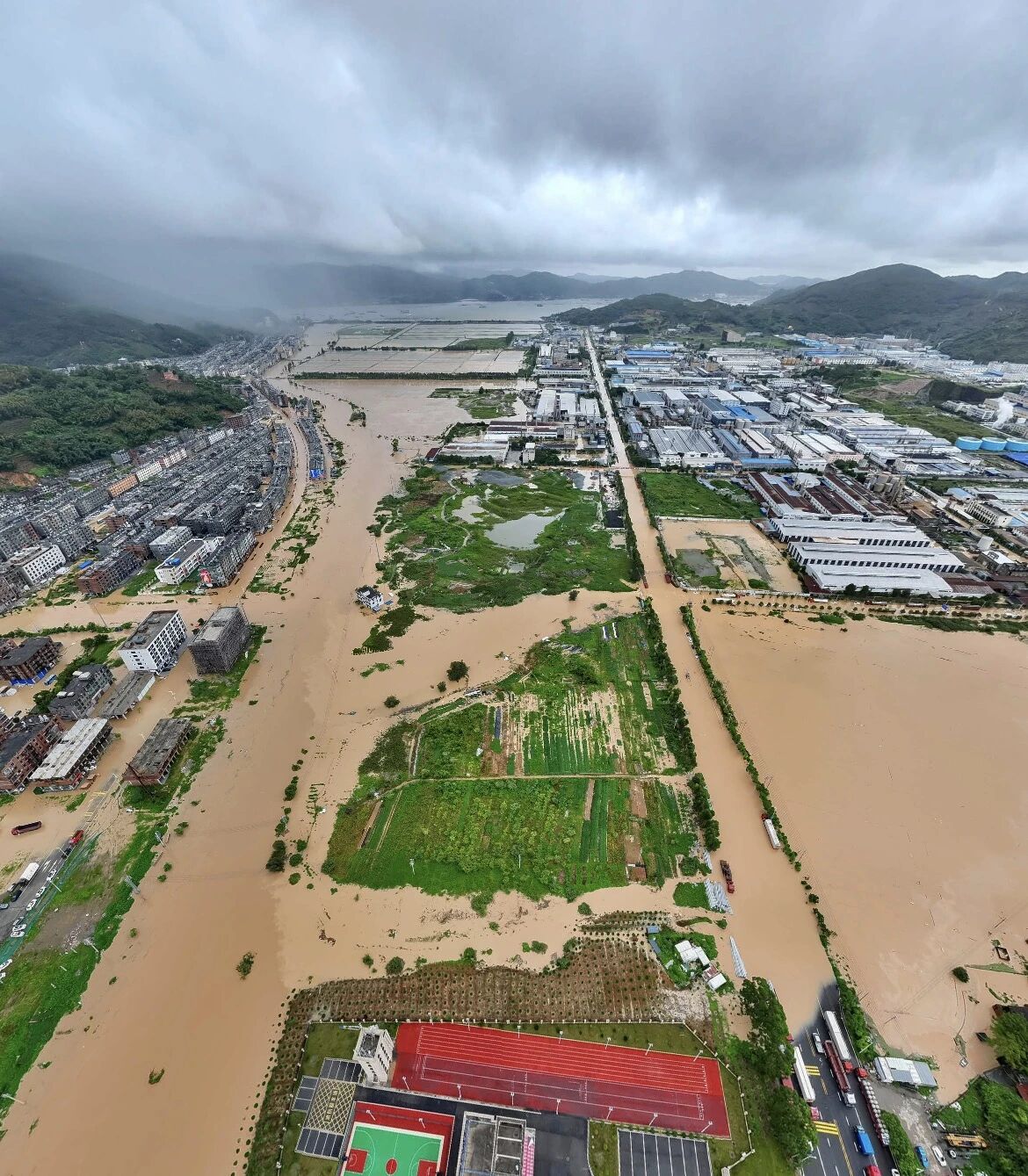 9月2日，福鼎市龙安街道集镇低洼区域的积水急速上涨，雨水漫过路面，涌进街巷。