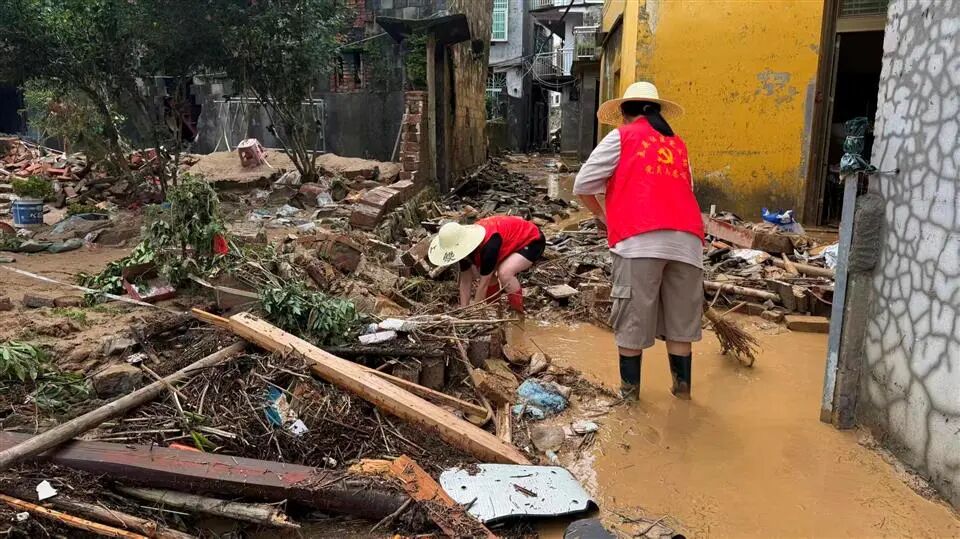 9月2日，福鼎市点头镇镇村干部清理街巷淤泥、杂物。