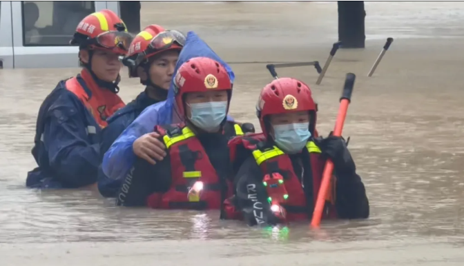 9月3日，漳州诏安消防救援人员转移被困群众。