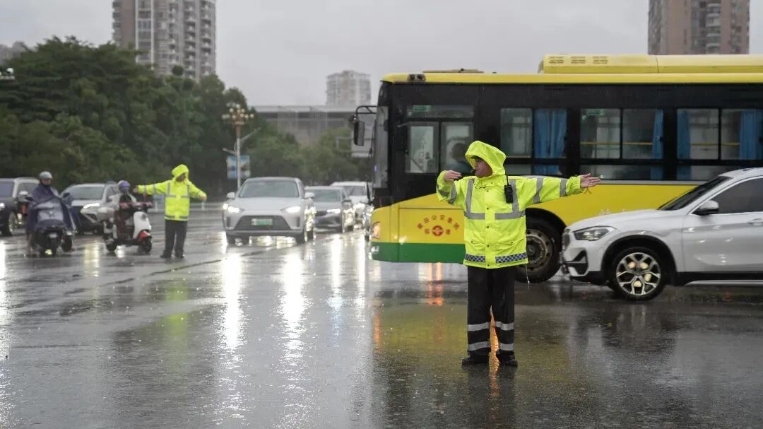 交警在街头维持交通秩序。图片来源：“莆田公安”微信公众号