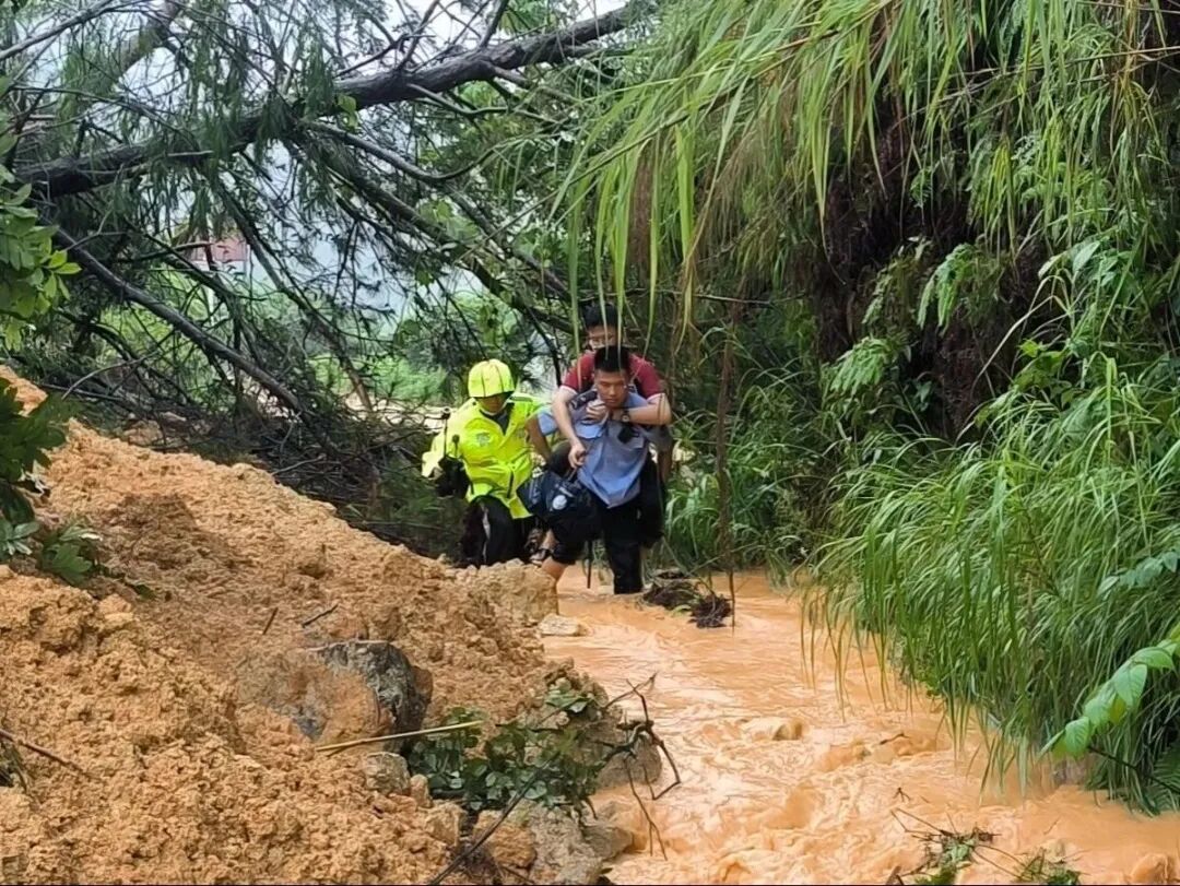 民警转移被困群众。图片来源：“仙游公安”微信公众号