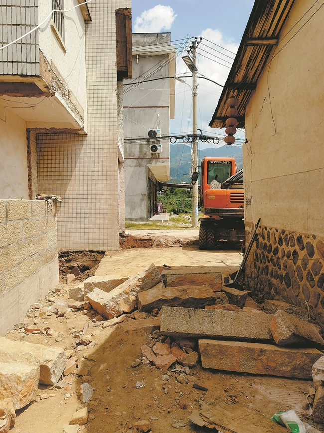 墙体拆除后，视觉盲区消除，道路畅通无碍