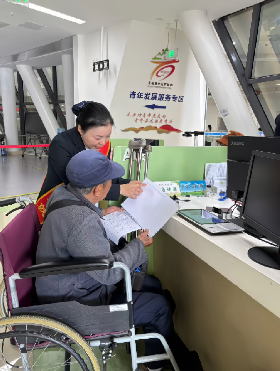 龙岩市政务服务中心工作人员为群众提供全程陪办服务