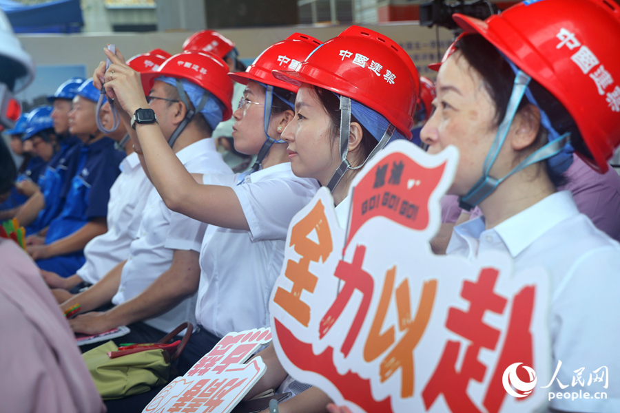 身着各色工装的职工代表们凝神聆听。人民网记者 陈博摄