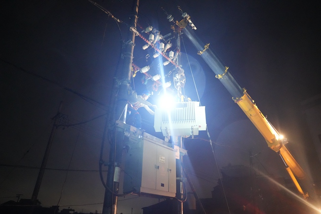 国网莆田供电公司抢修人员抢抓雨夜窗口期，连夜开展变压器更换作业。柳烨摄