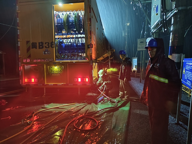 国网仙游县供电公司连夜冒雨开展抢修作业。徐海丰摄