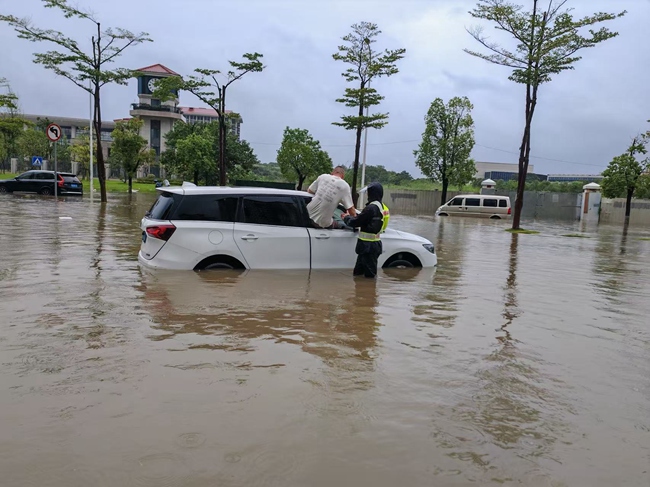 工作人员救助受困车主