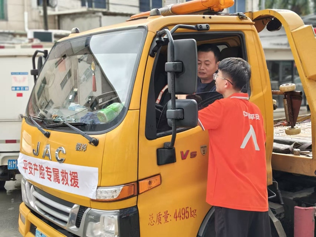 工作人员安排快速施救水淹车