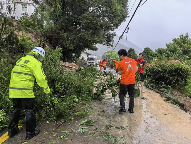 志愿者帮助道路清障