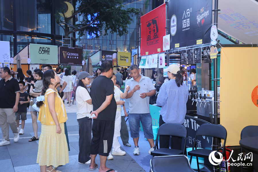 市集现场展出各种啤酒，吸引市民驻足品尝。人民网记者 陈博摄