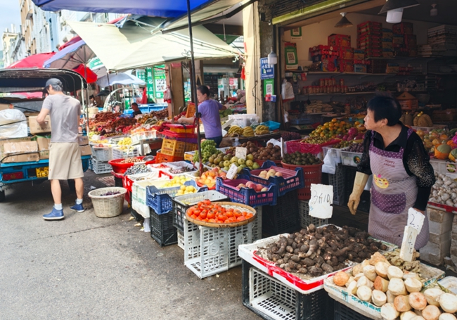 农贸市场摊位上新鲜果蔬有序摆放