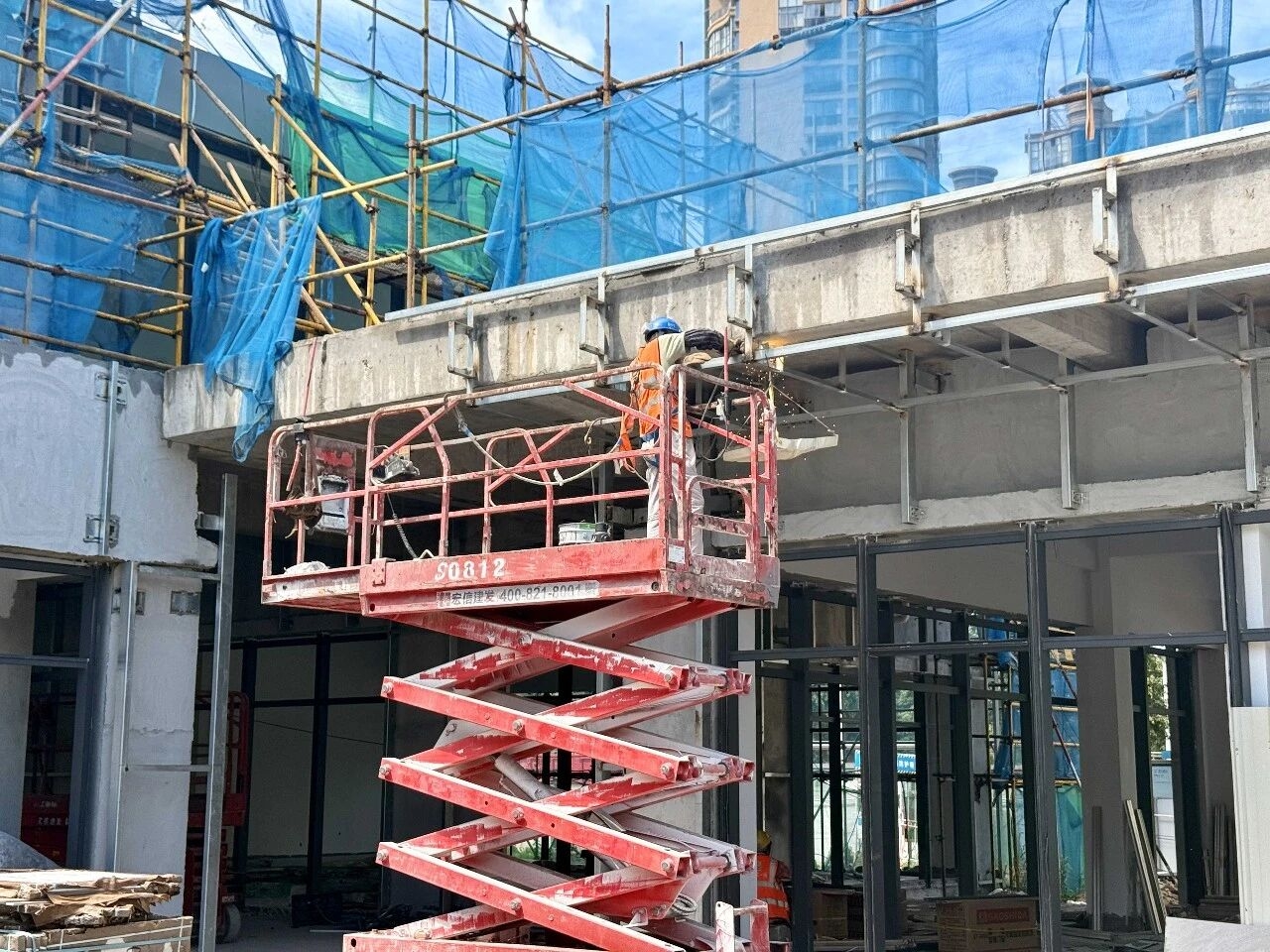 工人们在紧锣密鼓地施工