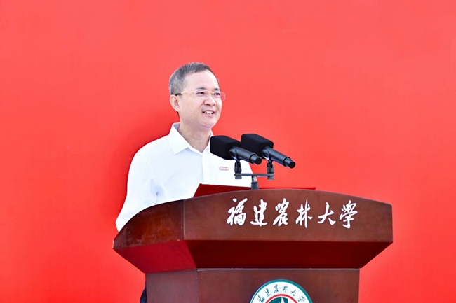 谢素原宣读天安门广场国旗赠予证书