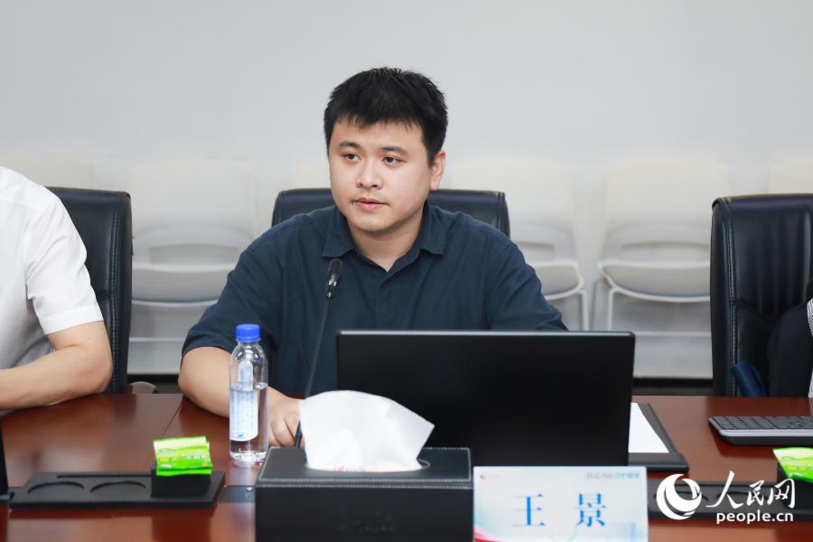 王景围绕鼻咽癌诊疗中心建设及规范化诊疗进行分享。人民网记者 陈永整摄