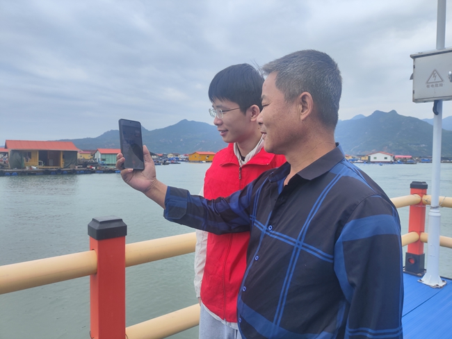 志愿者指导当地渔民远程咨询医社保业务问题