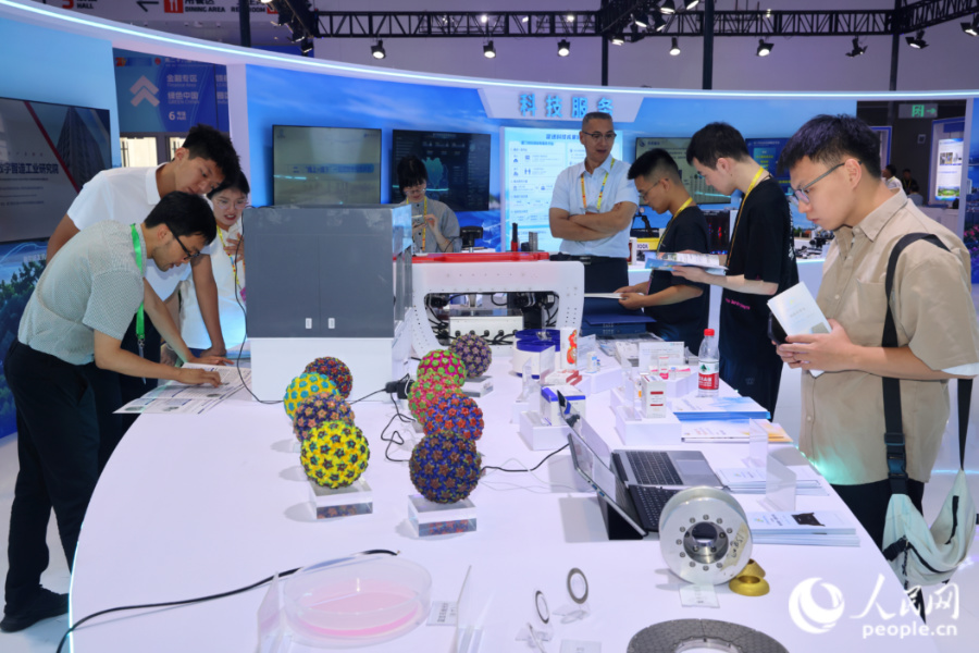 厦门科学城展区内，前沿的技术产品吸引了不少市民。人民网记者 陈博摄