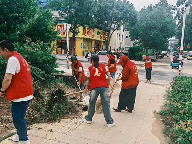 湄洲镇党委组织党员干部下沉清淤一线、隐患排查现场。图片来源：美丽湄洲