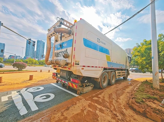 海山机械道路污染清除车在清洁路面。图片来源：福建日报