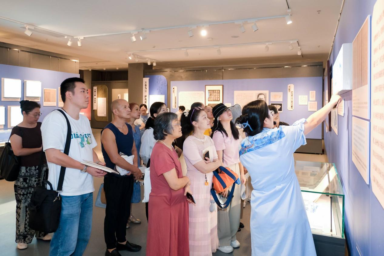 工作人员带领读者参观典籍展