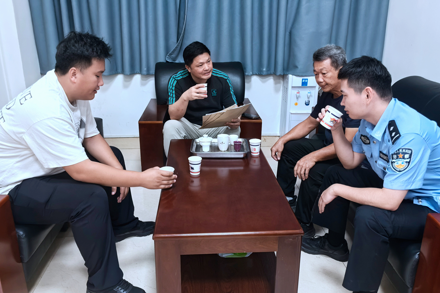 政协委员和洛江交警为当事人进行交通事故纠纷调解。泉州市公安局交通管理支队洛江大队供图