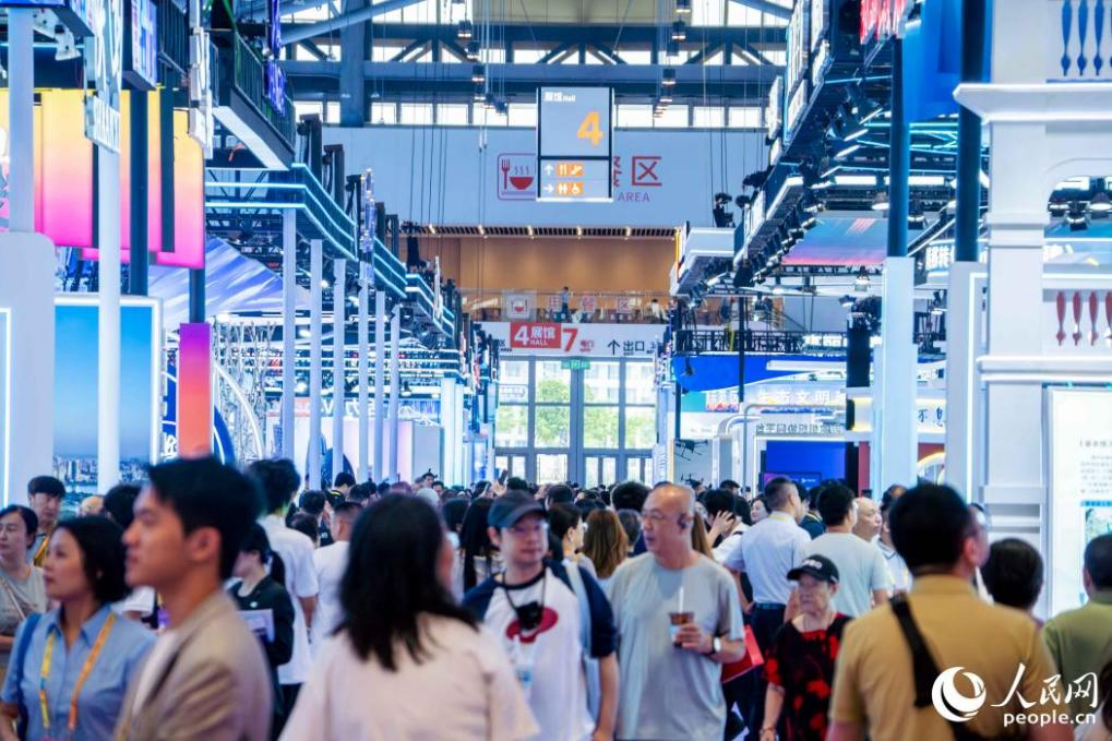 展会现场热度不减、人流涌动。人民网 林铭贤摄