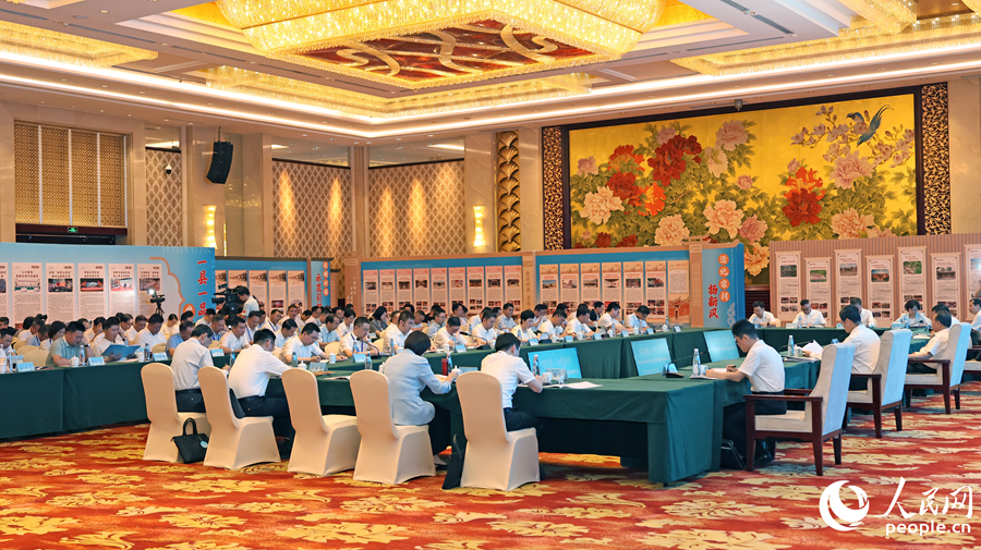 座谈会现场，与会代表认真听会。人民网记者 李昌乾摄